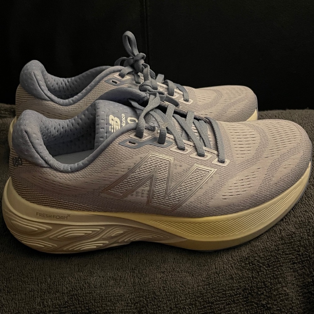 NEW Balance Women's Fresh Foam 880x15
Pearl Grey/Dusk Shower Size 7 NWOB